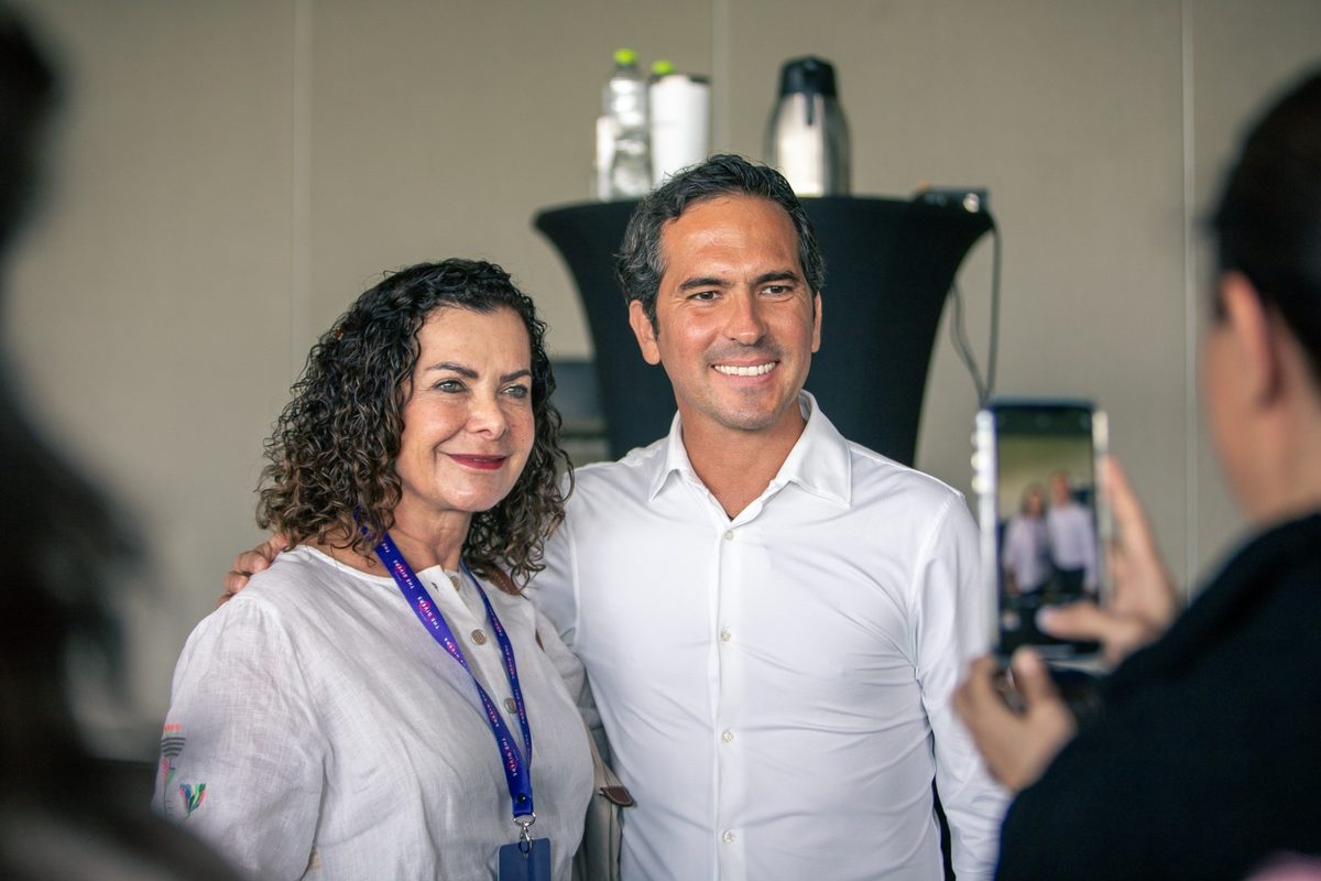 Juan Lucas Martín posando con una participante