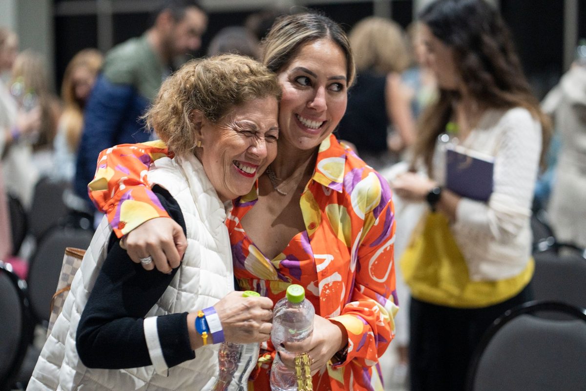 Dos participantes abrazándose entre risas